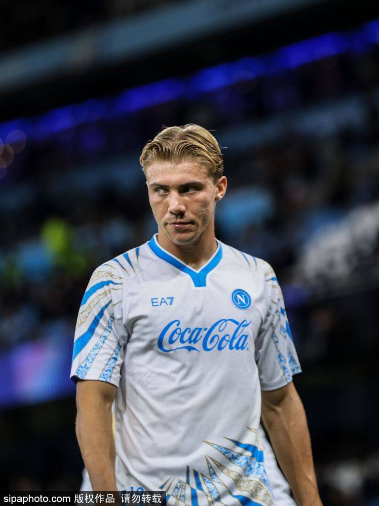 欧冠焦点战：黄潜主场迎战曼城，裁判名单揭晓引发热议